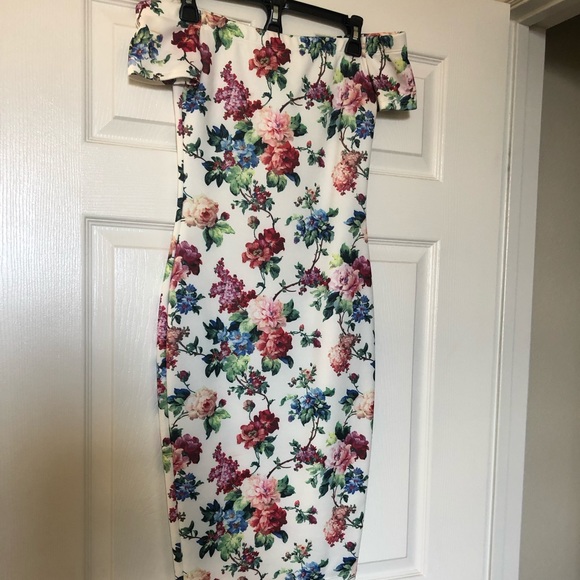 Windsor Dresses & Skirts - Windsor off the shoulder floral dress